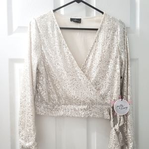 Short sequin top. Off white .Medium